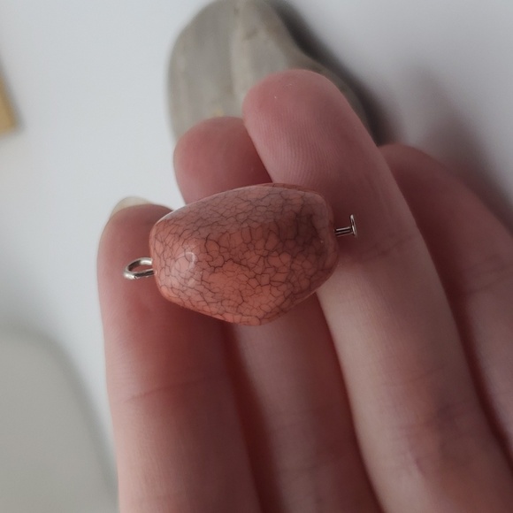 Faux howlite salmon pink gem pendant - Picture 2 of 2